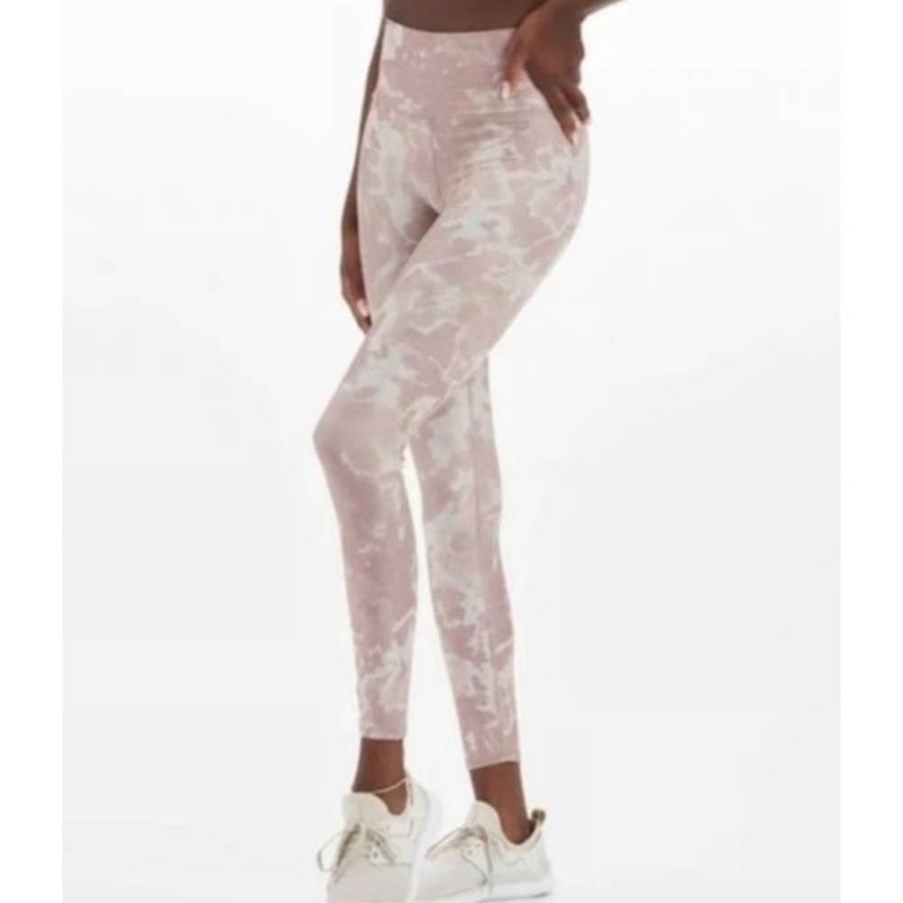 Vuori Clean Elevation Legging in the Dogwood Washed Flower‎